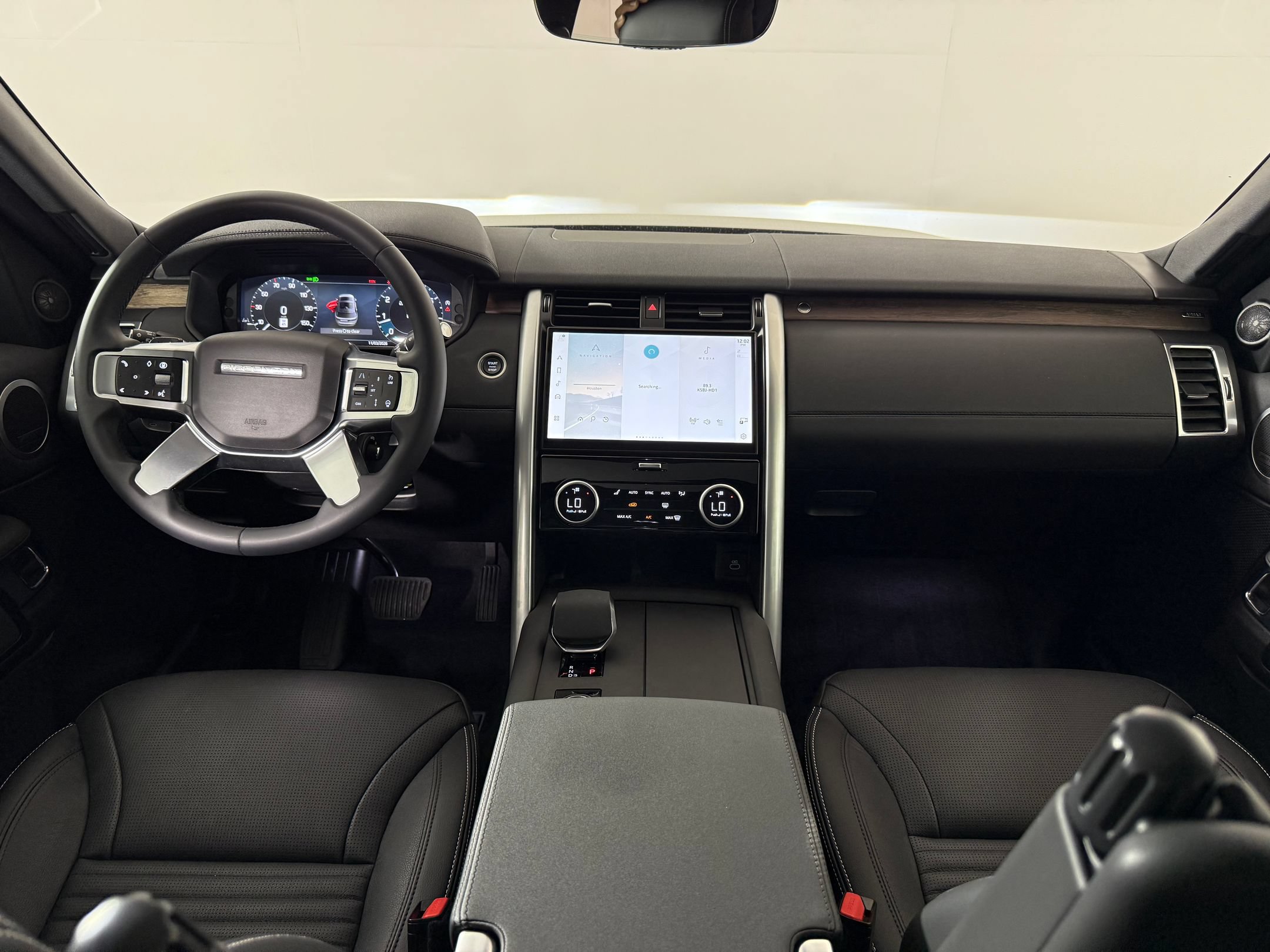 Used 2025 Land Rover Discovery S AWD/4WD image 15