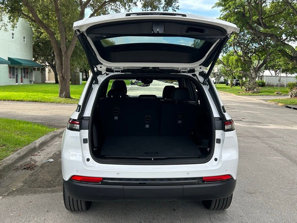 Certified 2024 Jeep Grand Cherokee Limited w/ Black Appearance Package image 29