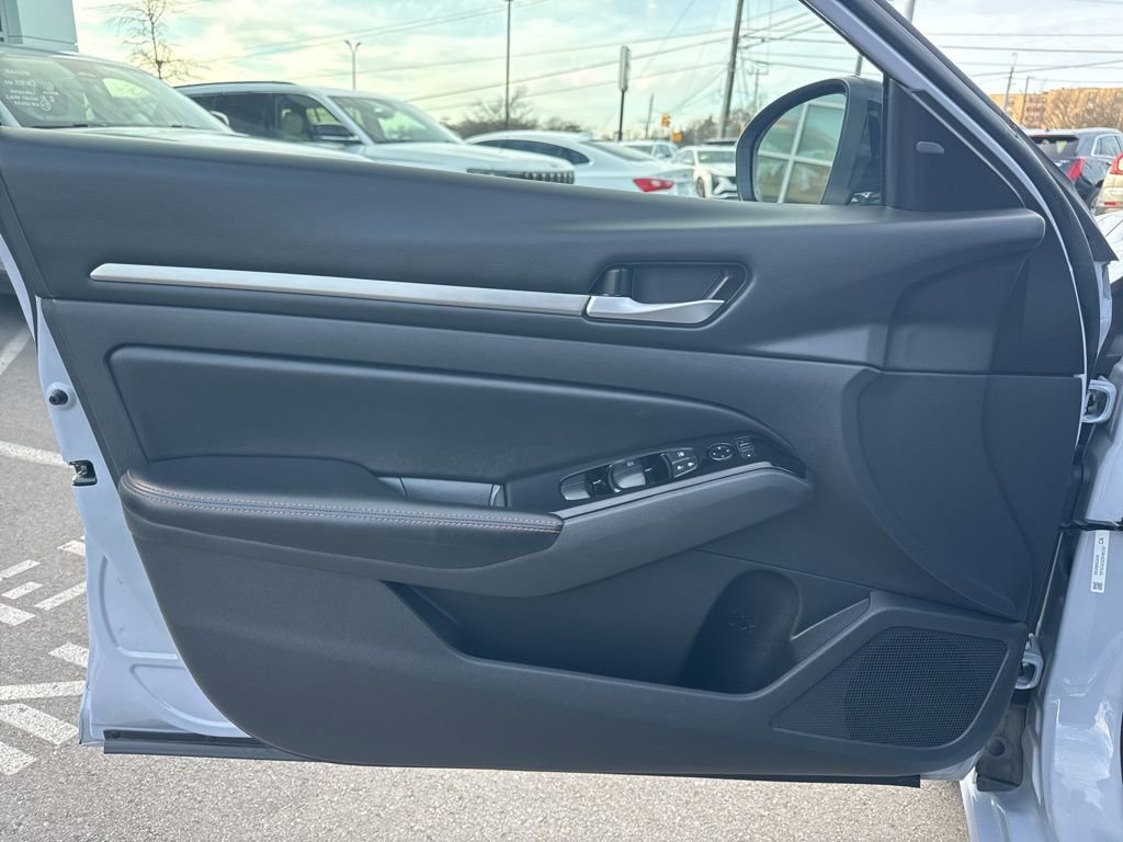 Used 2024 Nissan Altima 2.5 SR image 10