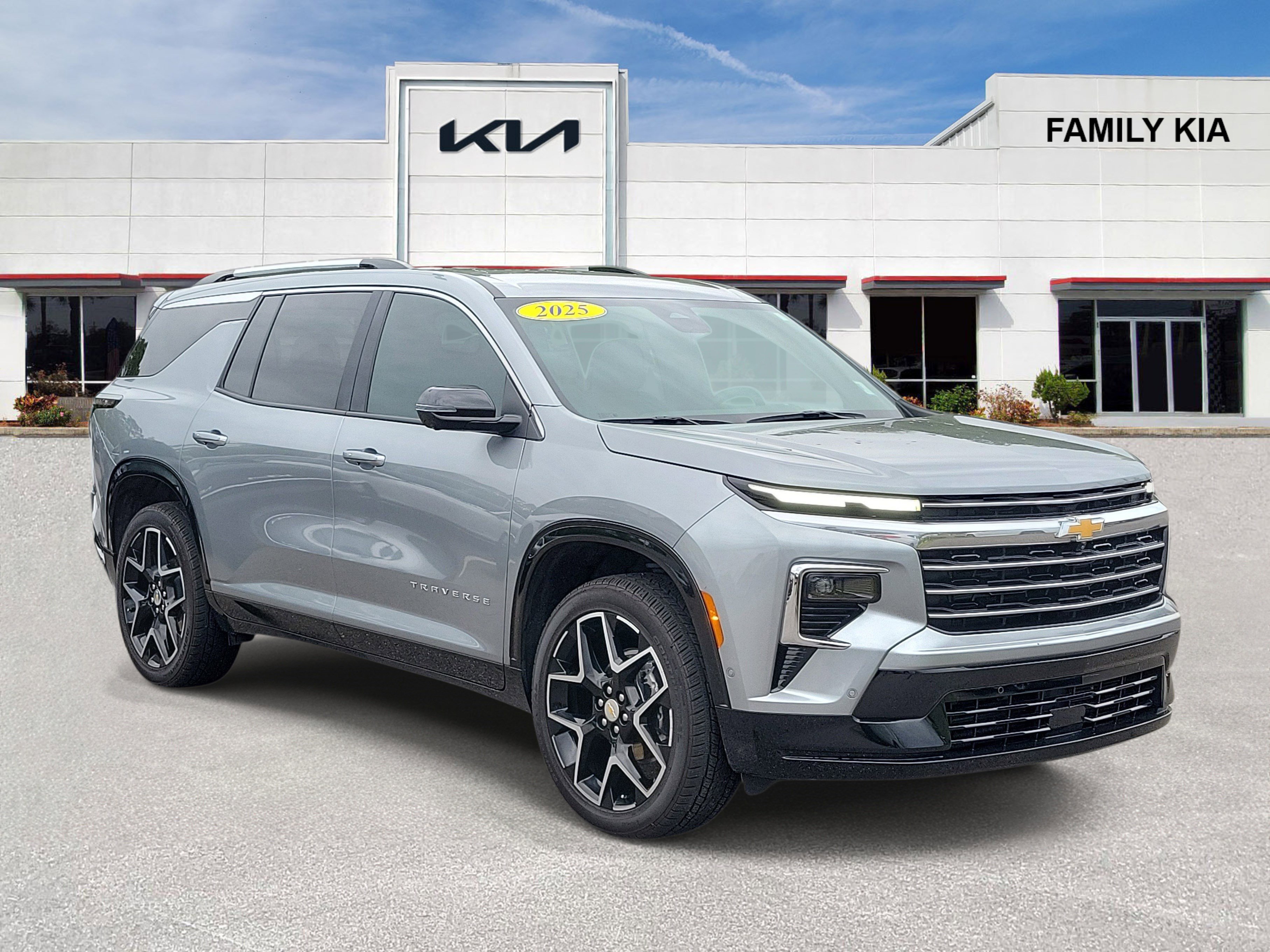 Used 2025 Chevrolet Traverse High Country FWD image 1