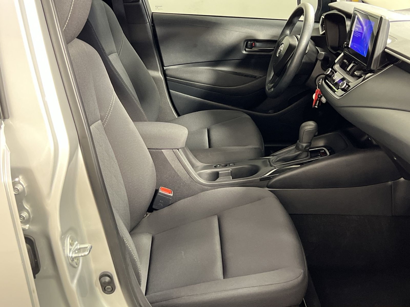 Used 2025 Toyota Corolla LE FWD image 28