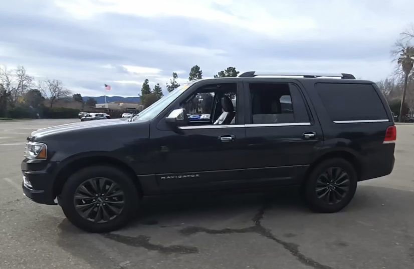 Used 2015 Lincoln Navigator image 16