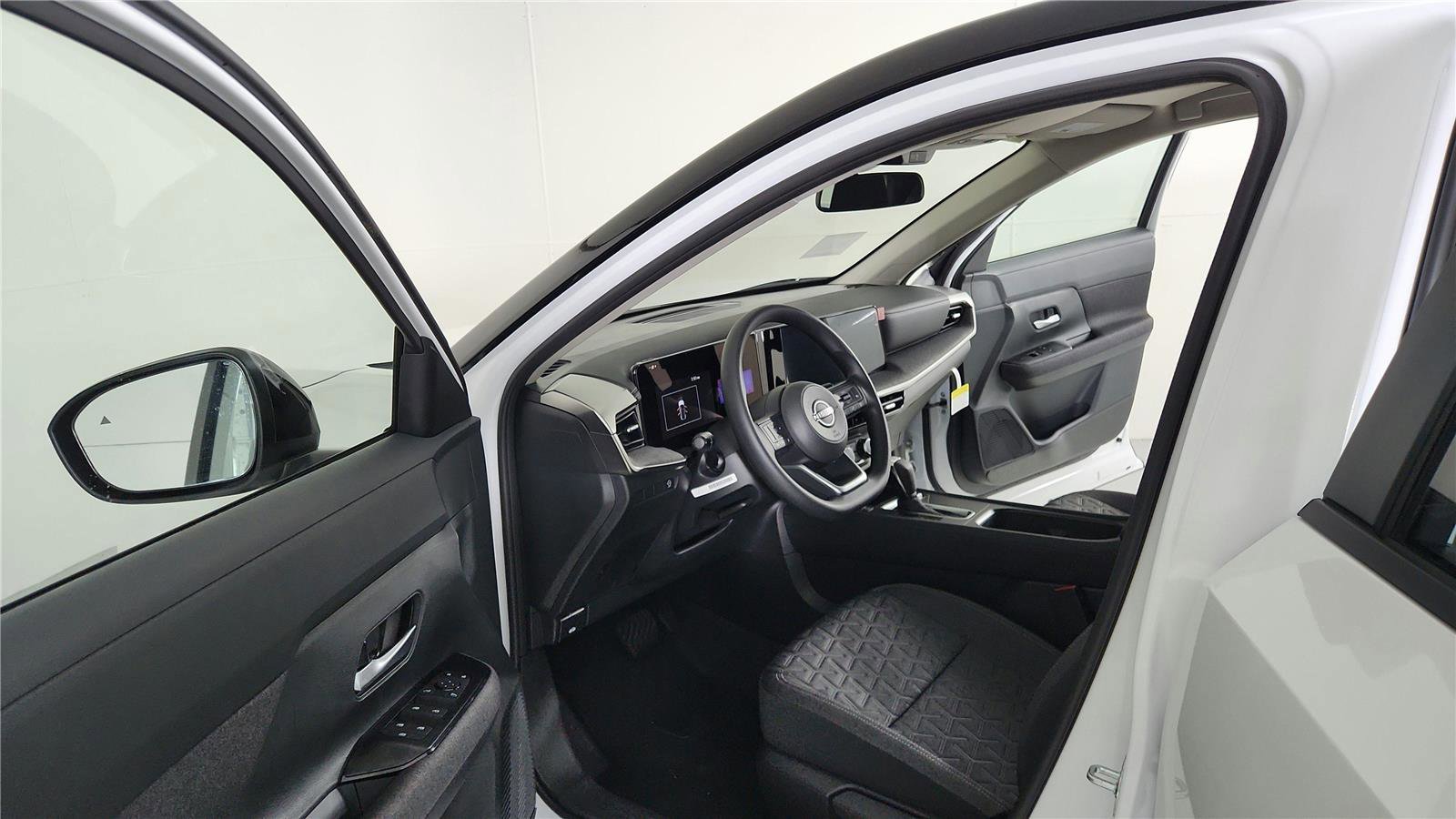 Used 2025 Nissan Kicks SV image 1