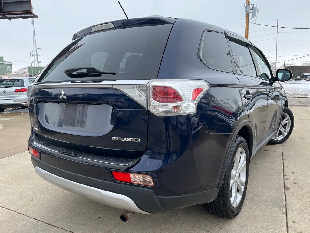 Used 2015 Mitsubishi Outlander SE image 5