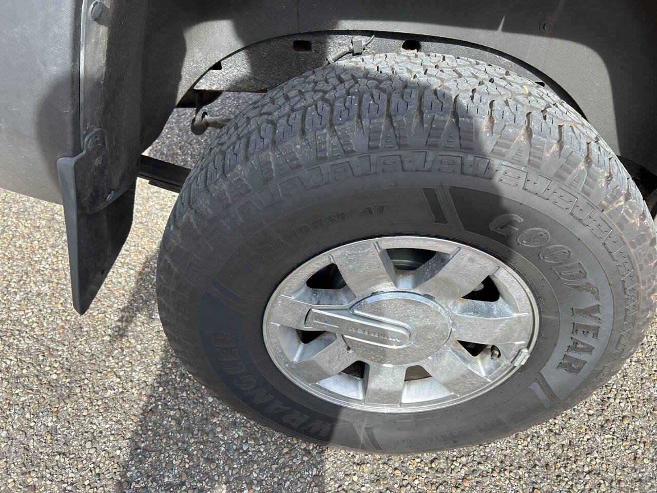 Used 2009 HUMMER H3 image 4