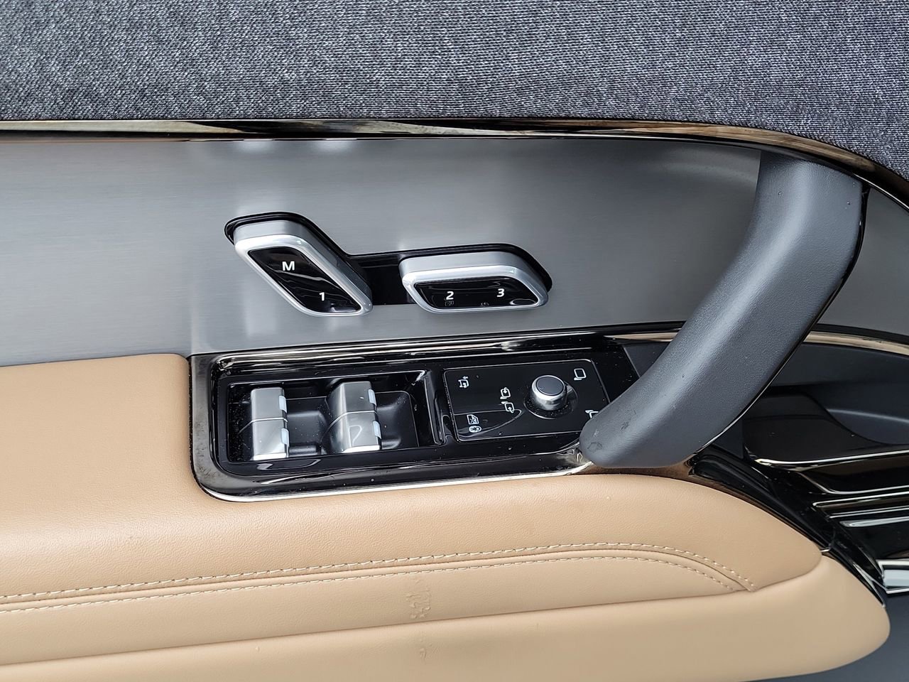 Used 2025 Land Rover Range Rover Sport SE image 25