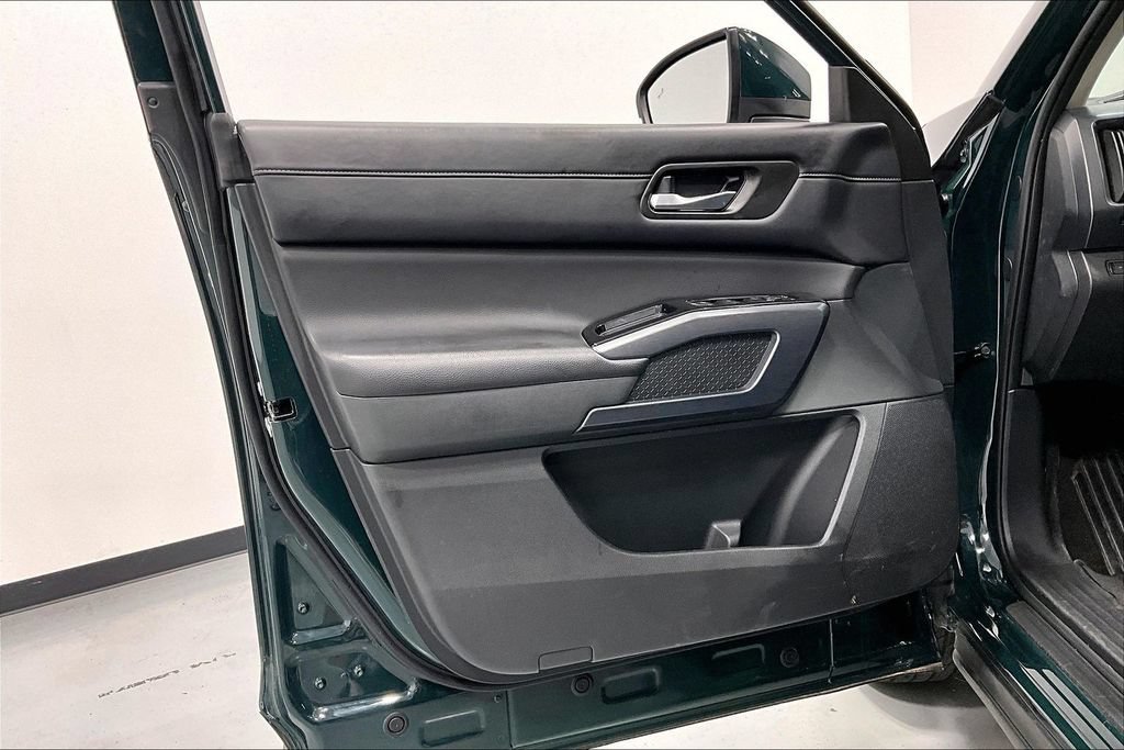 Used 2025 Nissan Pathfinder SL FWD image 21
