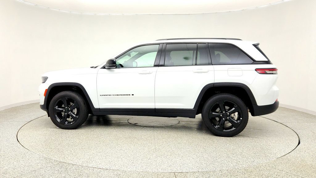Used 2025 Jeep Grand Cherokee Altitude AWD/4WD image 8