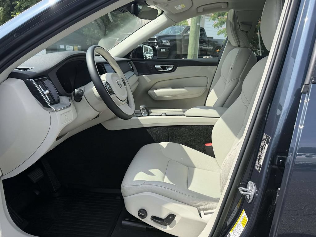Used 2023 Volvo XC60 B5 Plus w/ Climate Package AWD/4WD image 16