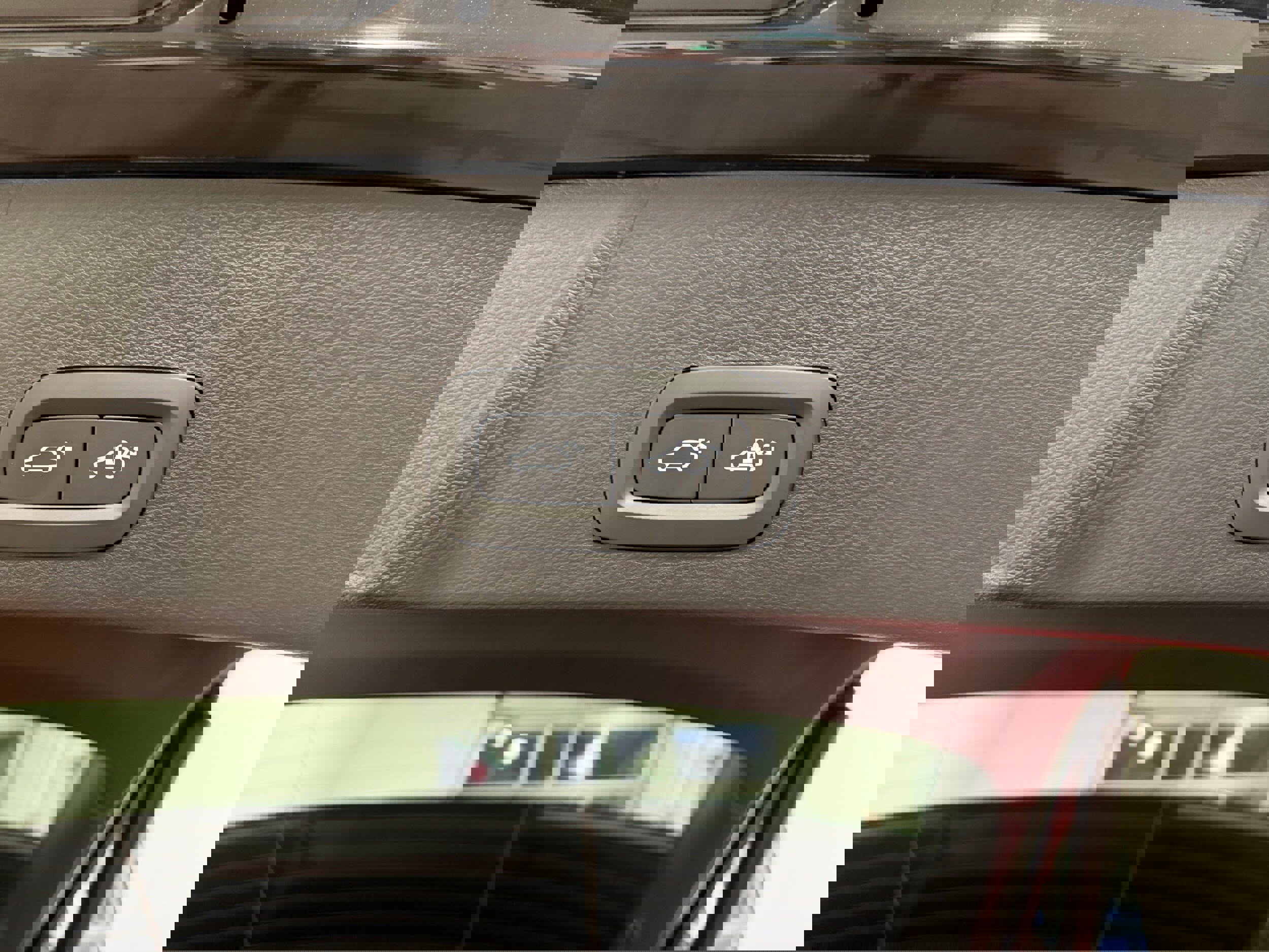 Certified 2025 Volvo XC40 B5 Plus image 28