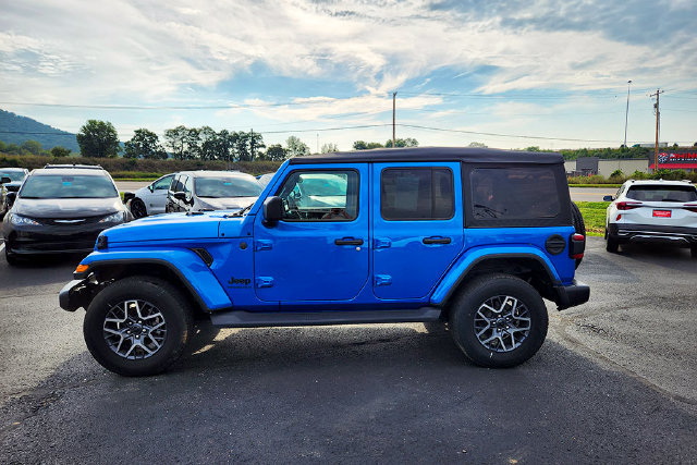 Used 2025 Jeep Wrangler Unlimited Sahara AWD/4WD image 4