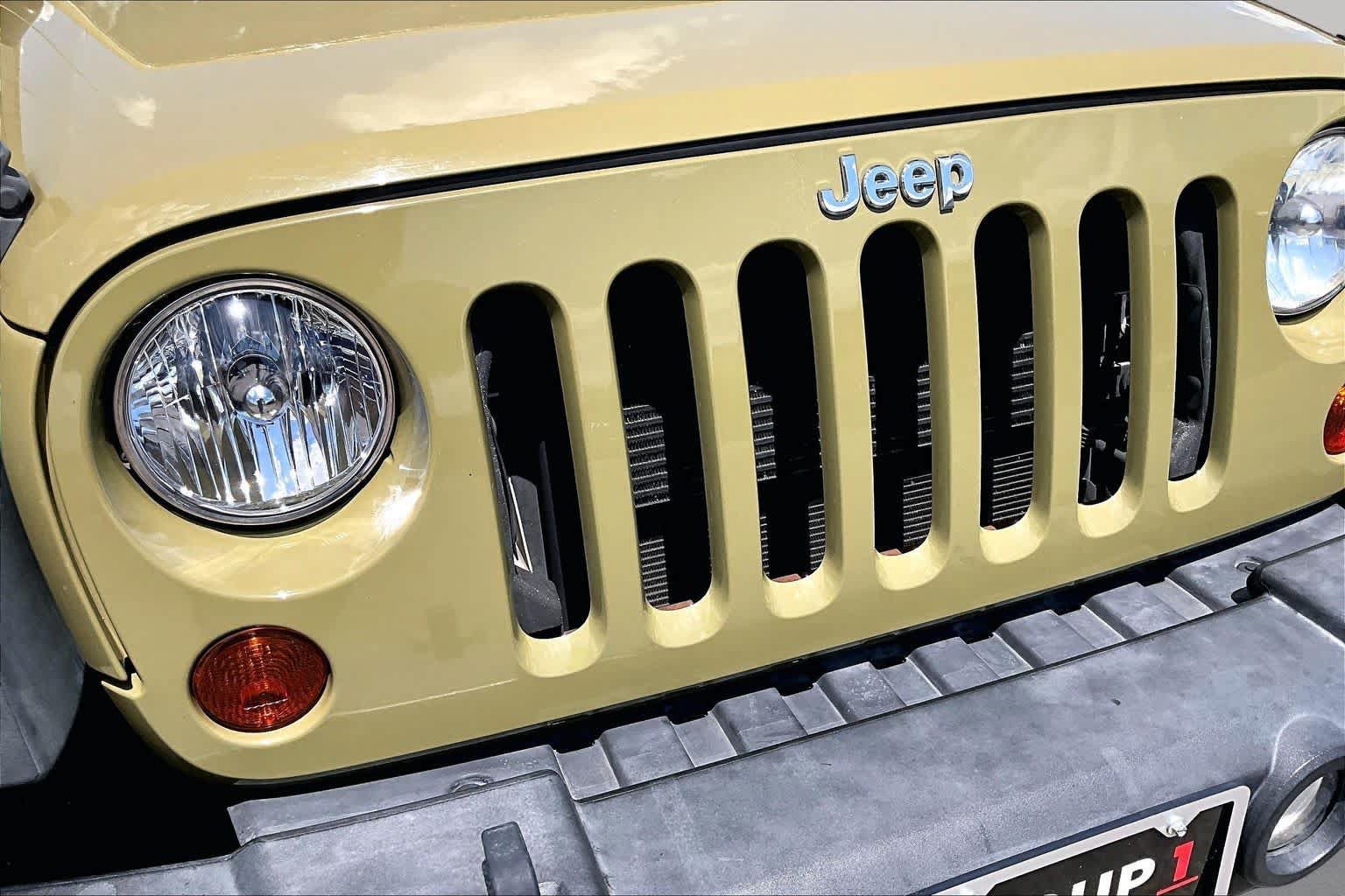 Used 2013 Jeep Wrangler Unlimited Rubicon w/ Connectivity Group AWD/4WD image 31