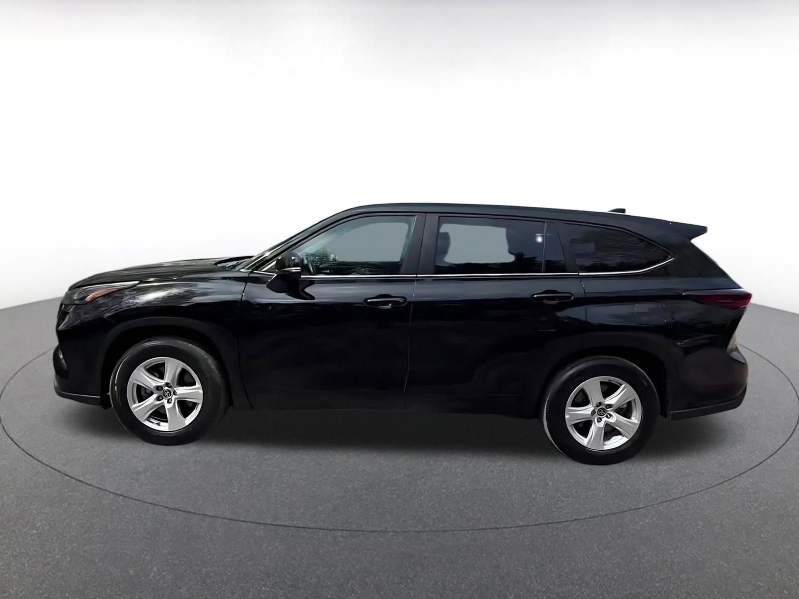 Used 2025 Toyota Highlander LE FWD image 9