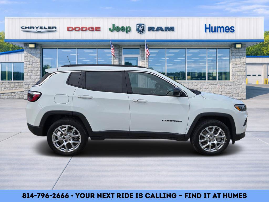 Used 2023 Jeep Compass Latitude AWD/4WD image 2