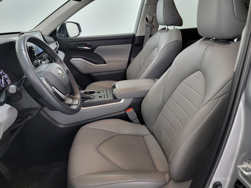 Used 2022 Toyota Highlander XLE AWD/4WD image 14
