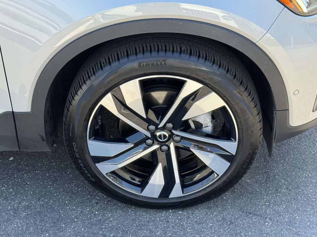 Certified 2023 Volvo XC40 B5 Plus w/ Driver Assist Package AWD/4WD image 6
