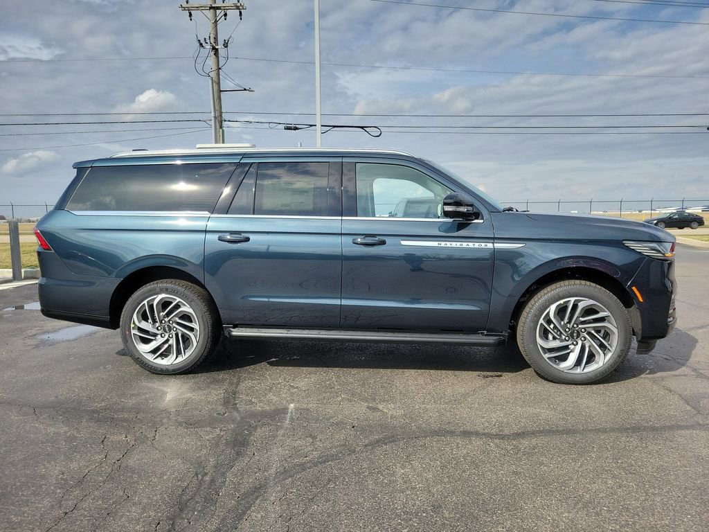 New 2026 Lincoln Navigator L Premier AWD/4WD image 3