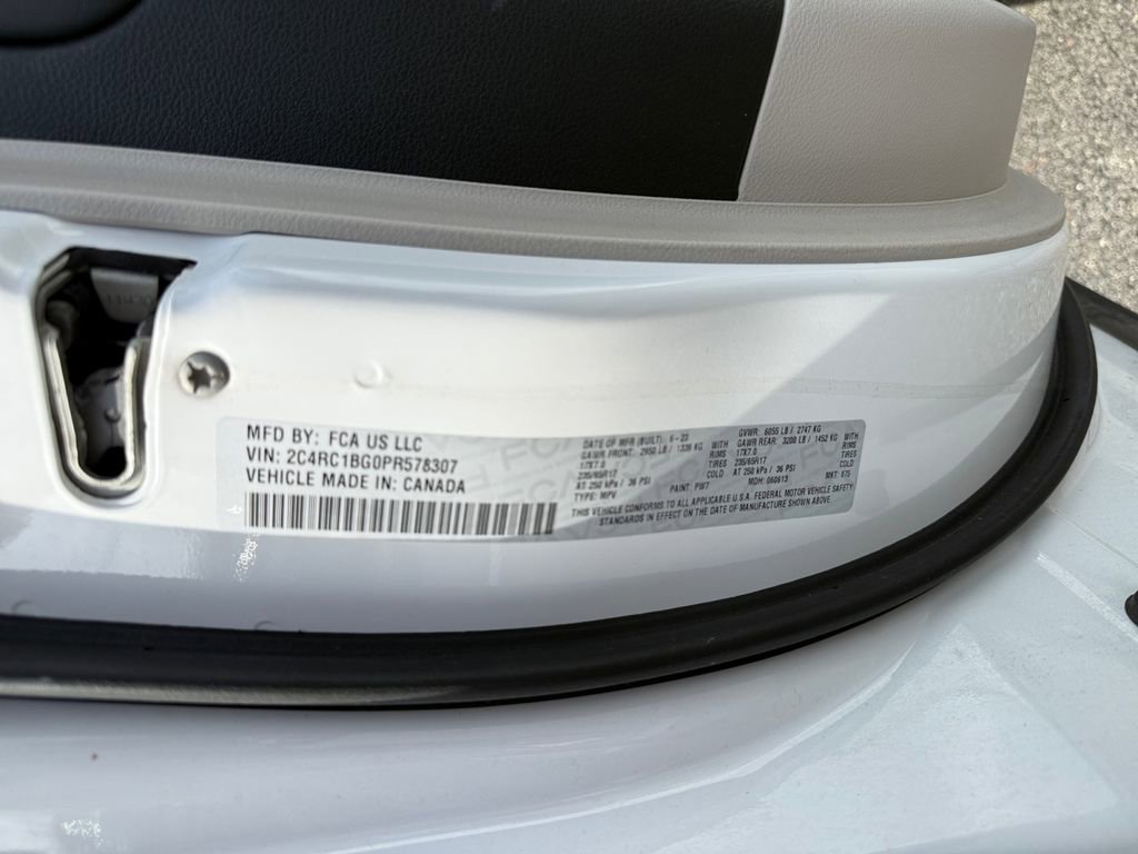 Used 2023 Chrysler Pacifica Touring-L image 30