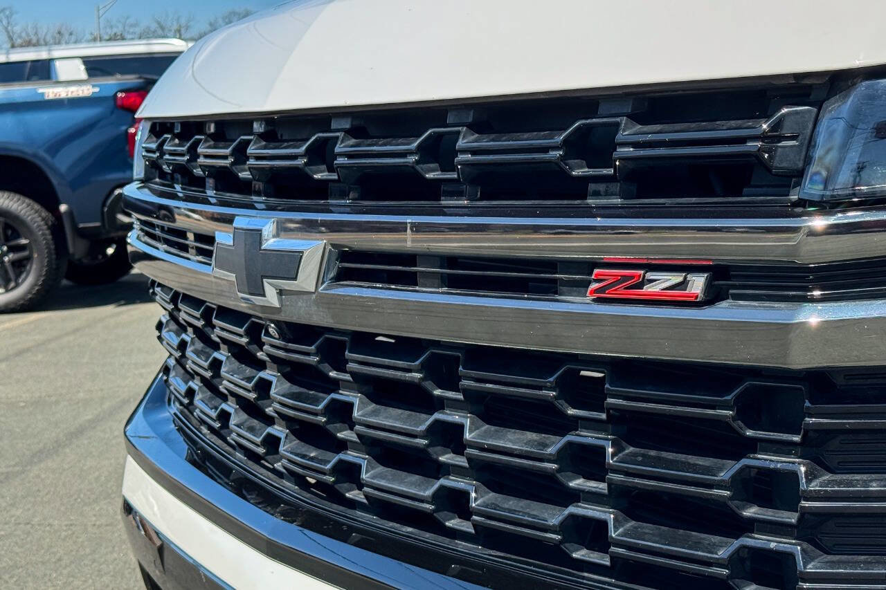 Used 2022 Chevrolet Suburban Z71 w/ Luxury Package AWD/4WD image 10
