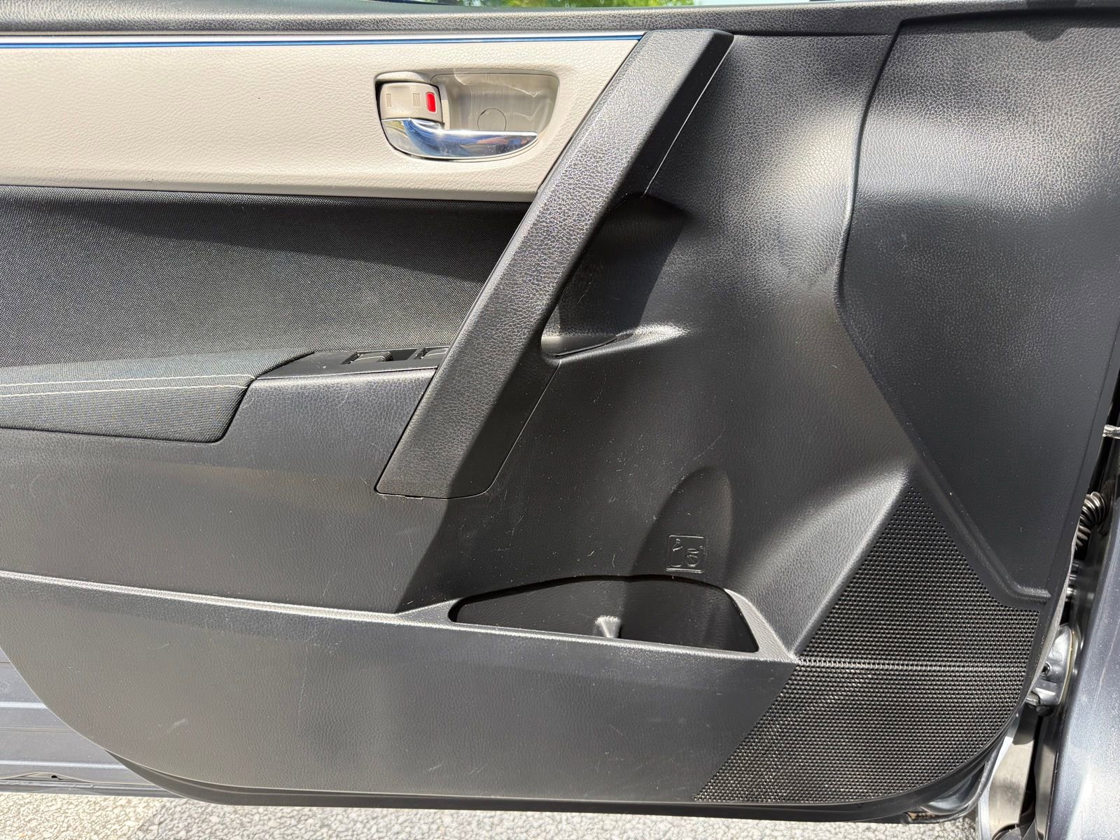 Used 2015 Toyota Corolla LE FWD image 37