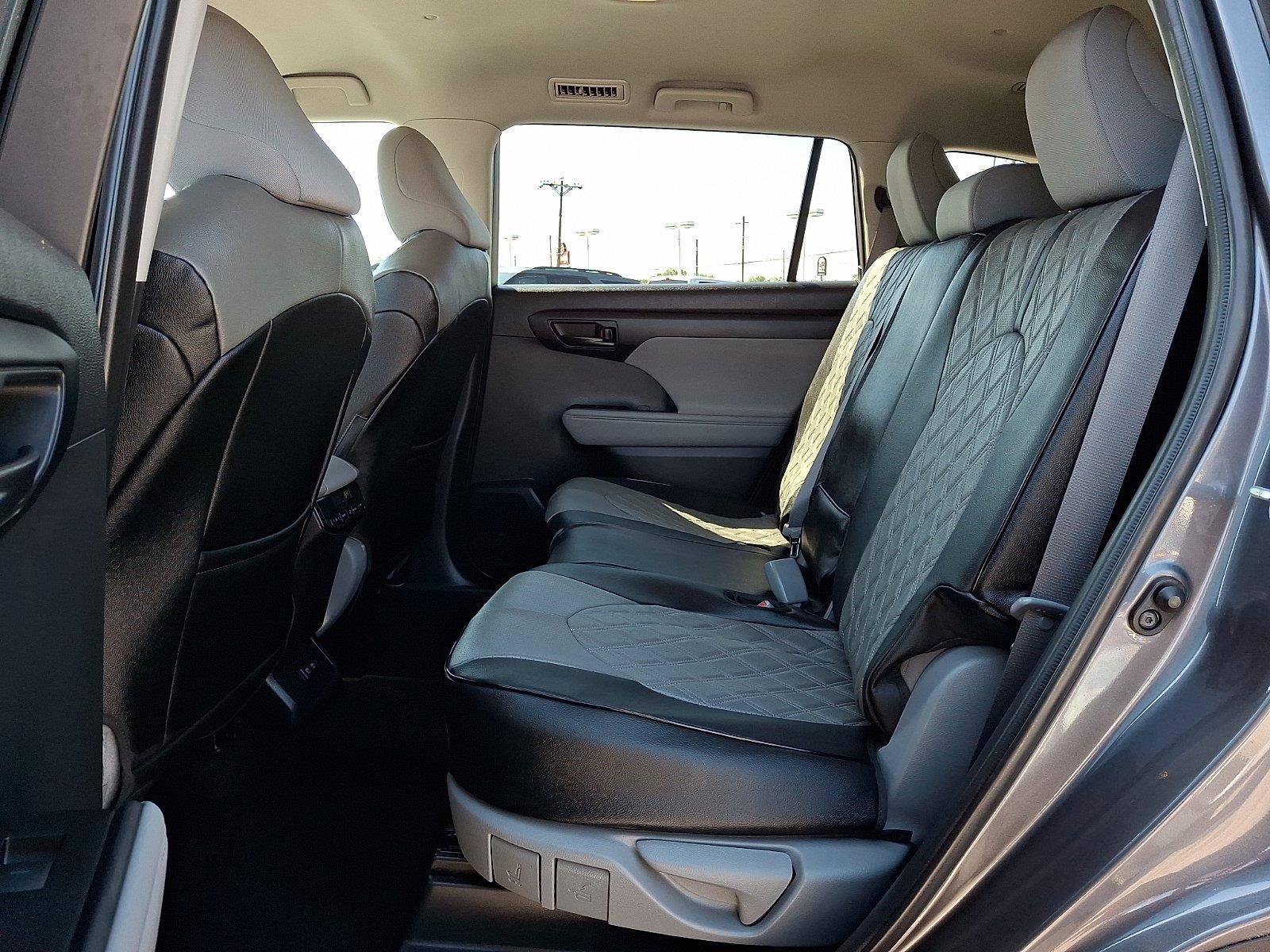 Used 2021 Toyota Highlander LE AWD/4WD image 10