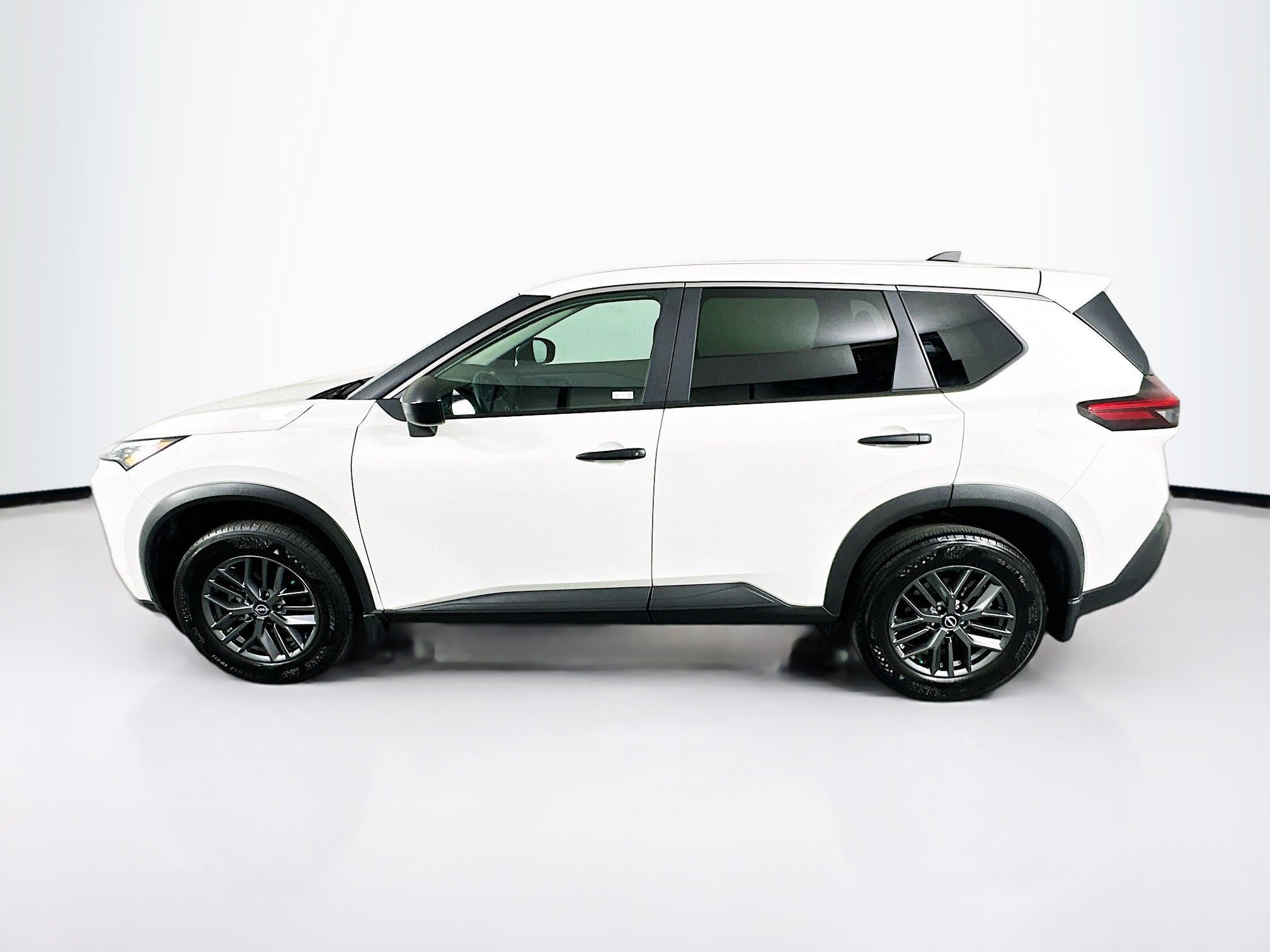 Used 2023 Nissan Rogue S image 4