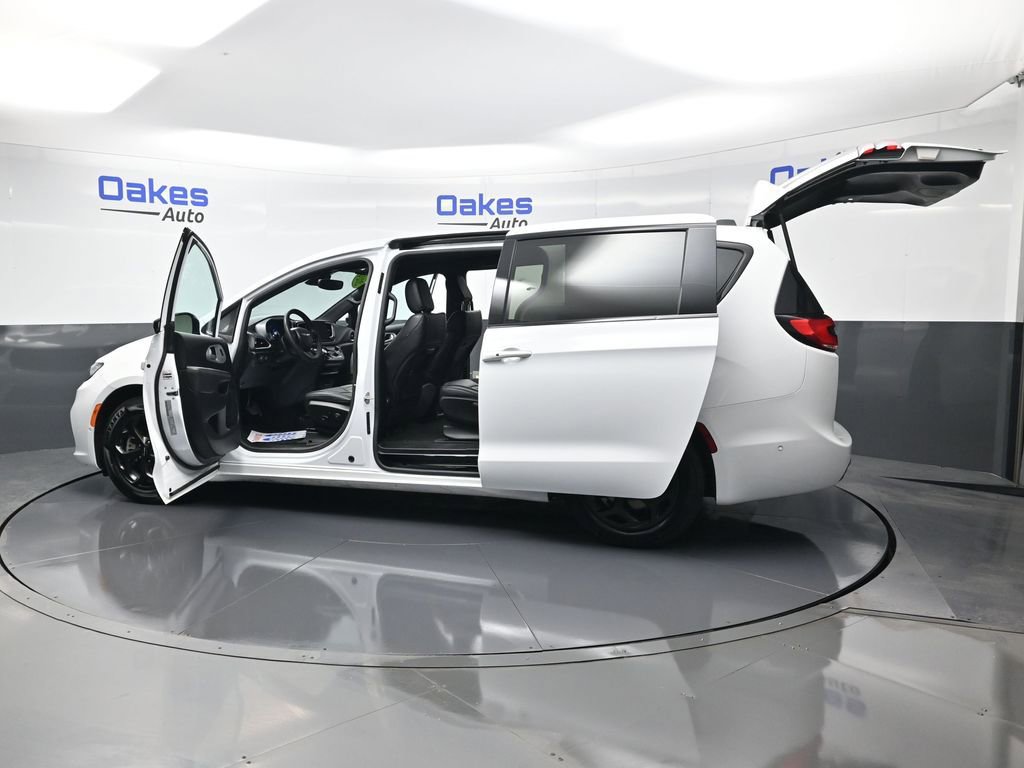 Used 2024 Chrysler Pacifica Select image 56