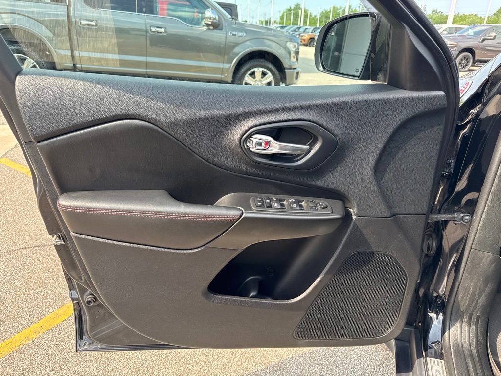 Used 2019 Jeep Cherokee Trailhawk w/ Cold Weather Group AWD/4WD image 25