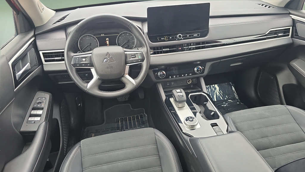 Used 2025 Mitsubishi Outlander SE FWD image 18