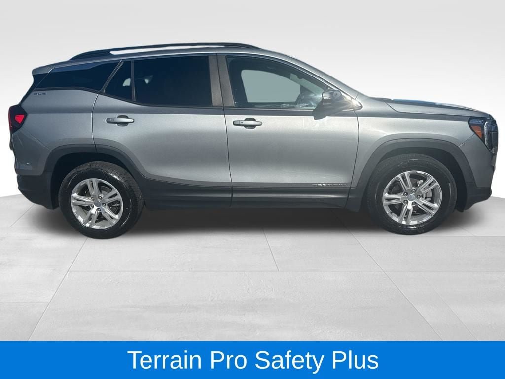 Used 2023 GMC Terrain SLE w/ Driver Convenience Package FWD image 2