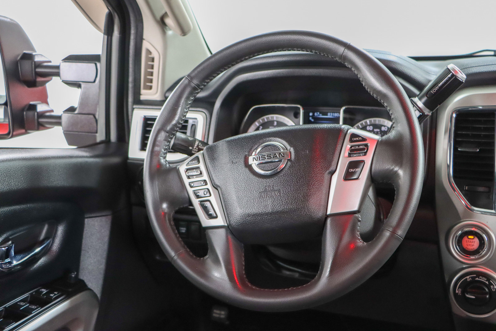 Used 2017 Nissan Titan SV AWD/4WD image 13