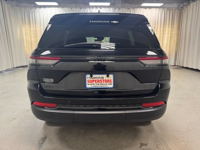 Used 2025 Jeep Grand Cherokee Altitude AWD/4WD image 5