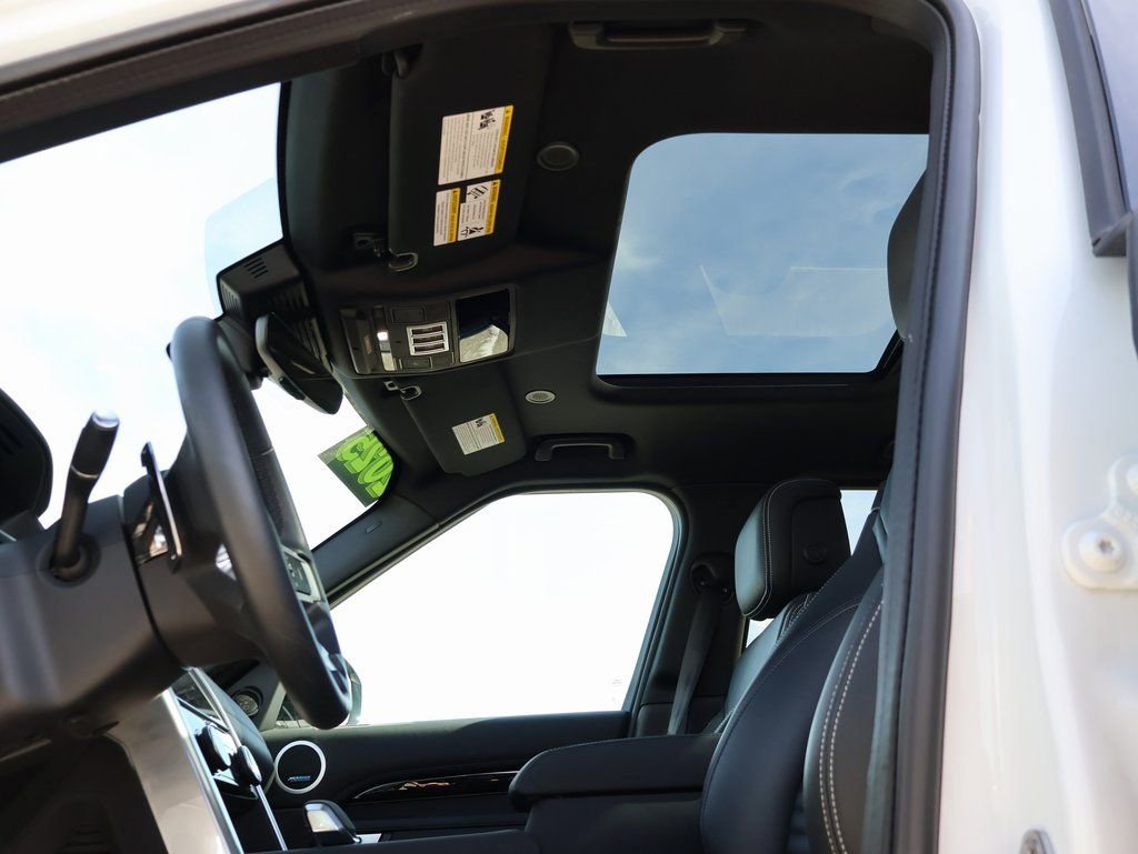 Used 2025 Land Rover Discovery S image 39