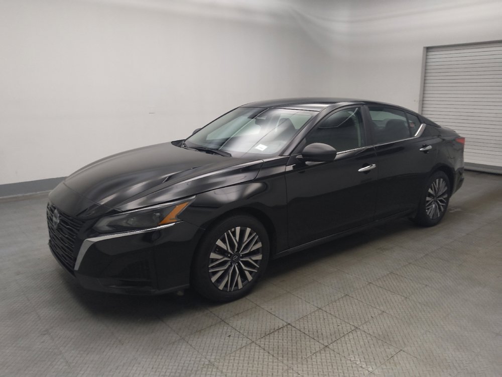 Used 2025 Nissan Altima 2.5 SV FWD image 2