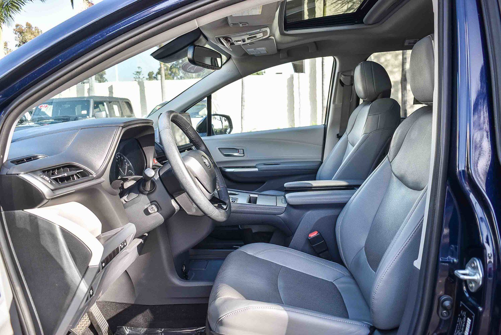 Used 2023 Toyota Sienna Limited image 16