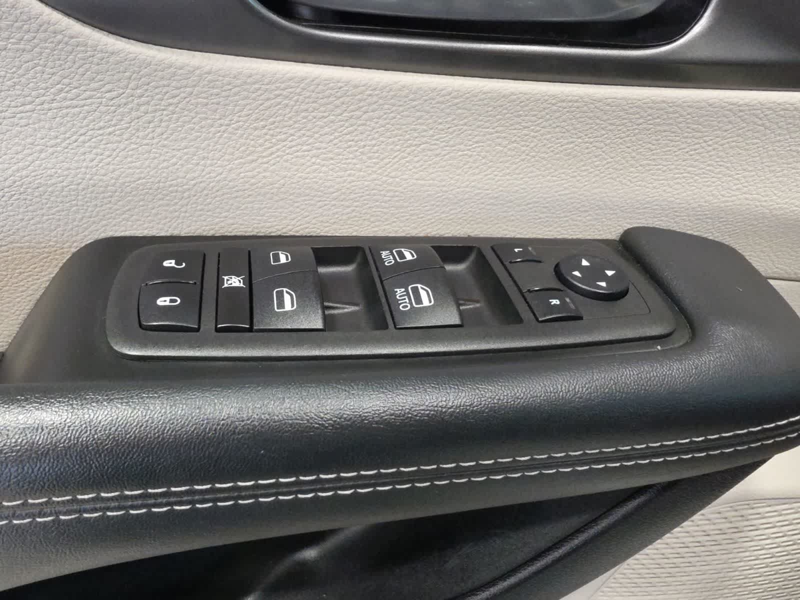 Used 2024 Chrysler Pacifica Touring-L FWD image 19