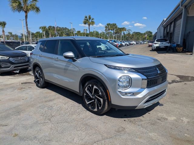 Used 2024 Mitsubishi Outlander SE image 1