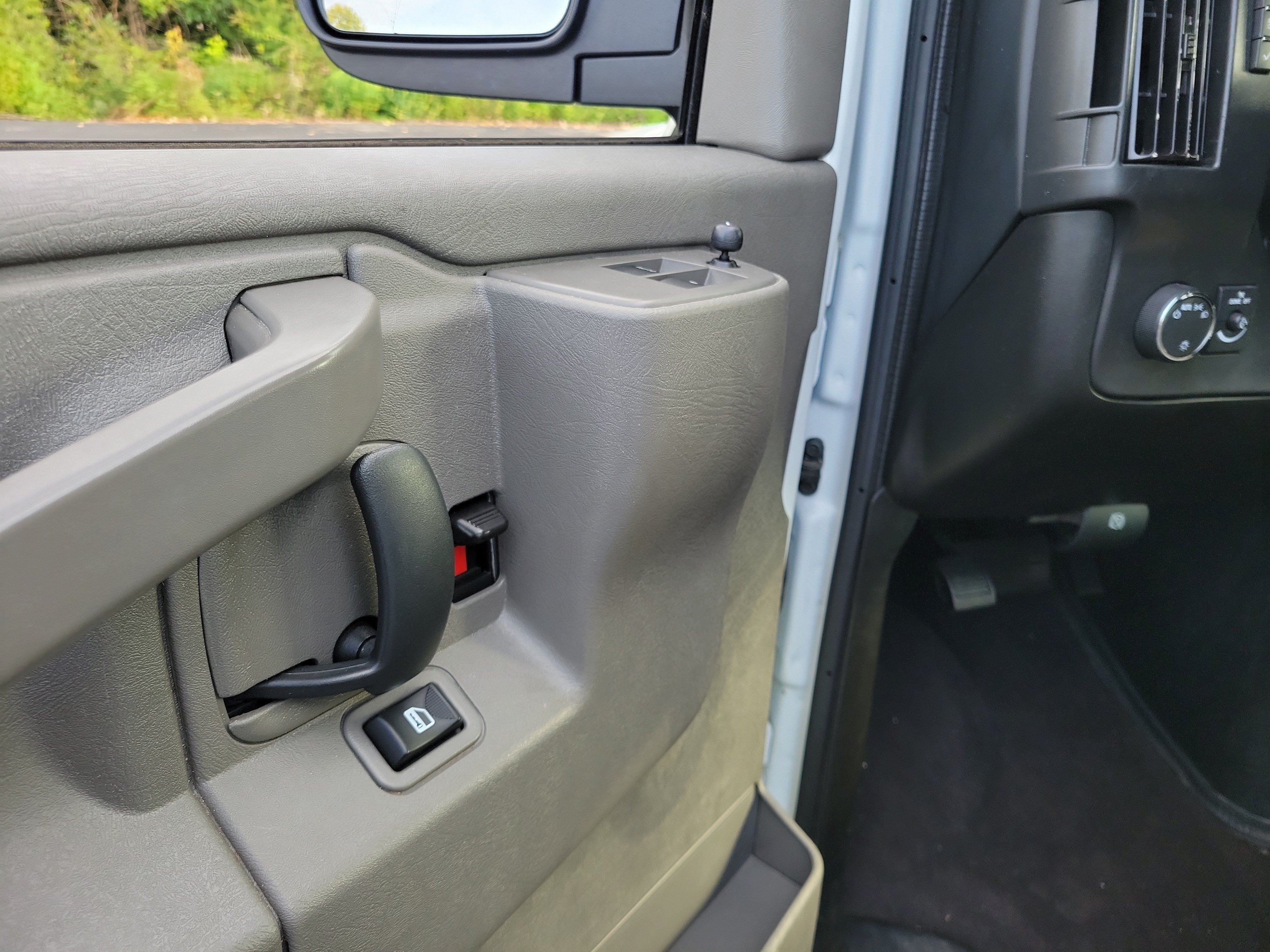 Used 2024 Chevrolet Express 3500 LT w/ LT Preferred Equipment Group RWD image 17