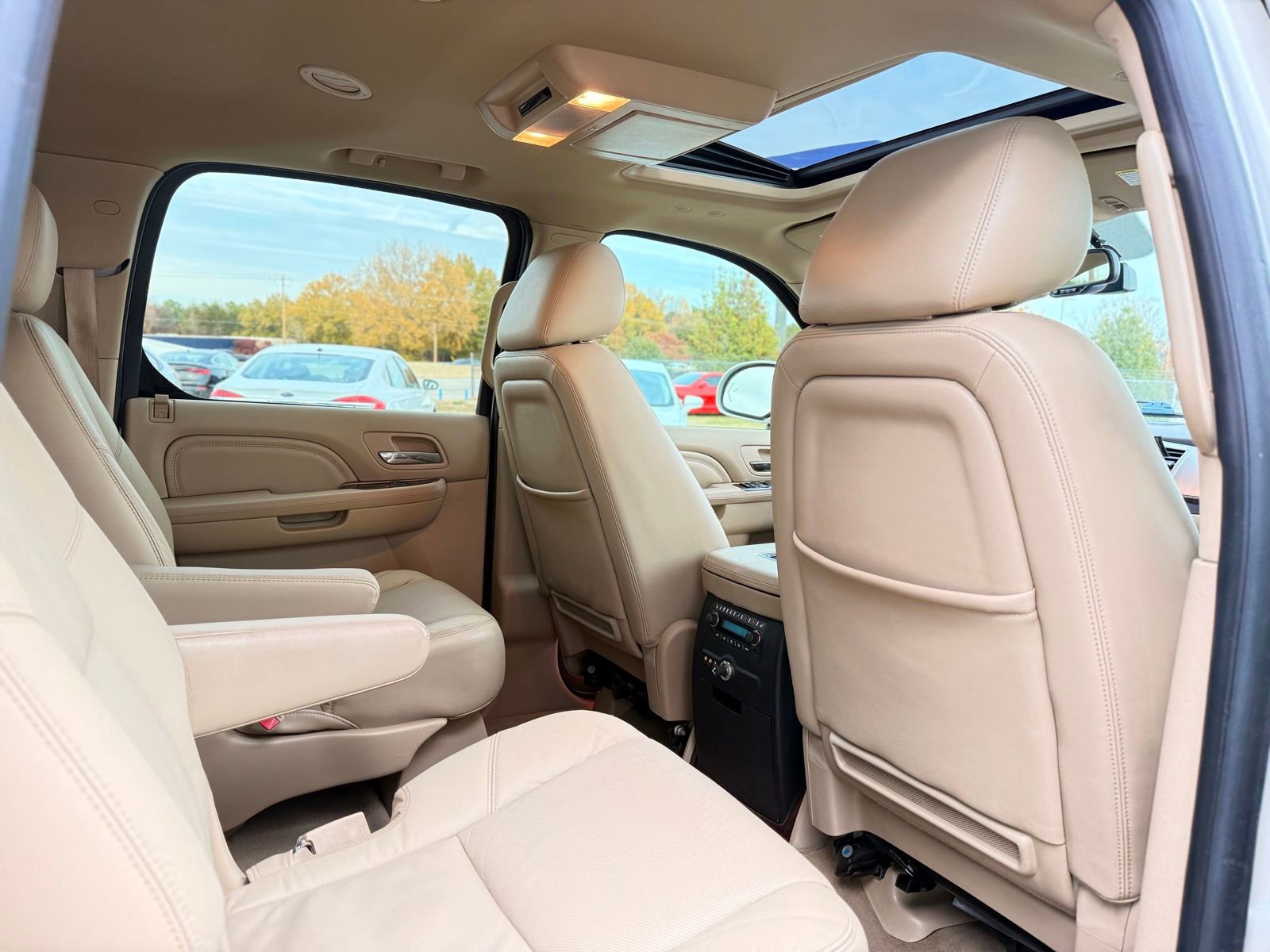 Used 2012 Cadillac Escalade ESV Luxury image 23