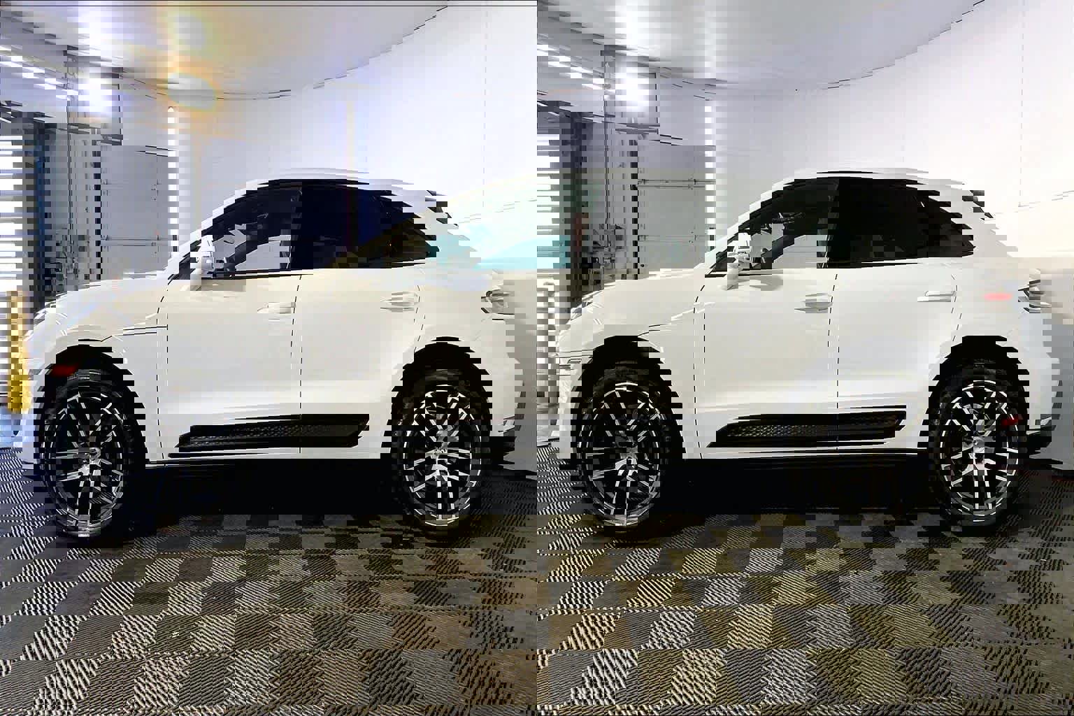 Used 2025 Porsche Macan image 2