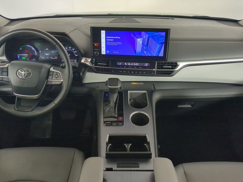 Used 2025 Toyota Sienna XLE image 18