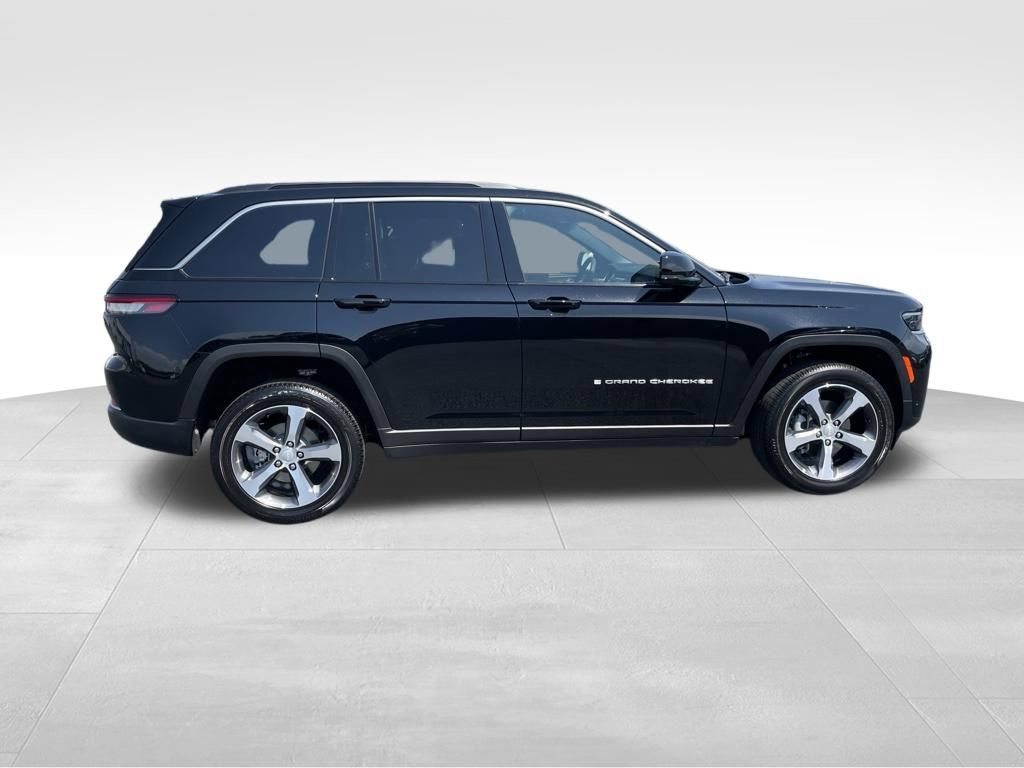 New 2026 Jeep Grand Cherokee Limited w/ Luxury Tech Group II RWD image 9