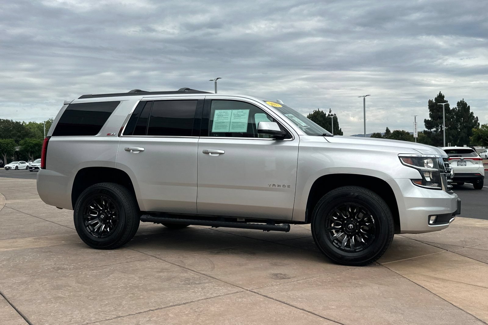 Used 2017 Chevrolet Tahoe LT w/ Luxury Package AWD/4WD image 3