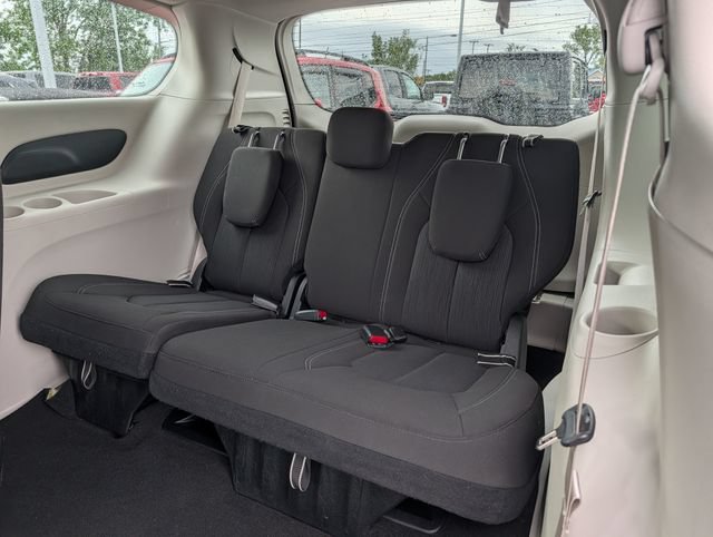 Used 2023 Chrysler Voyager LX FWD image 16