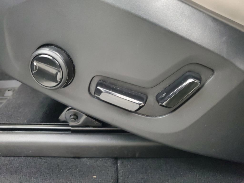 Certified 2025 Volvo XC90 B6 Core w/ Climate Package image 23