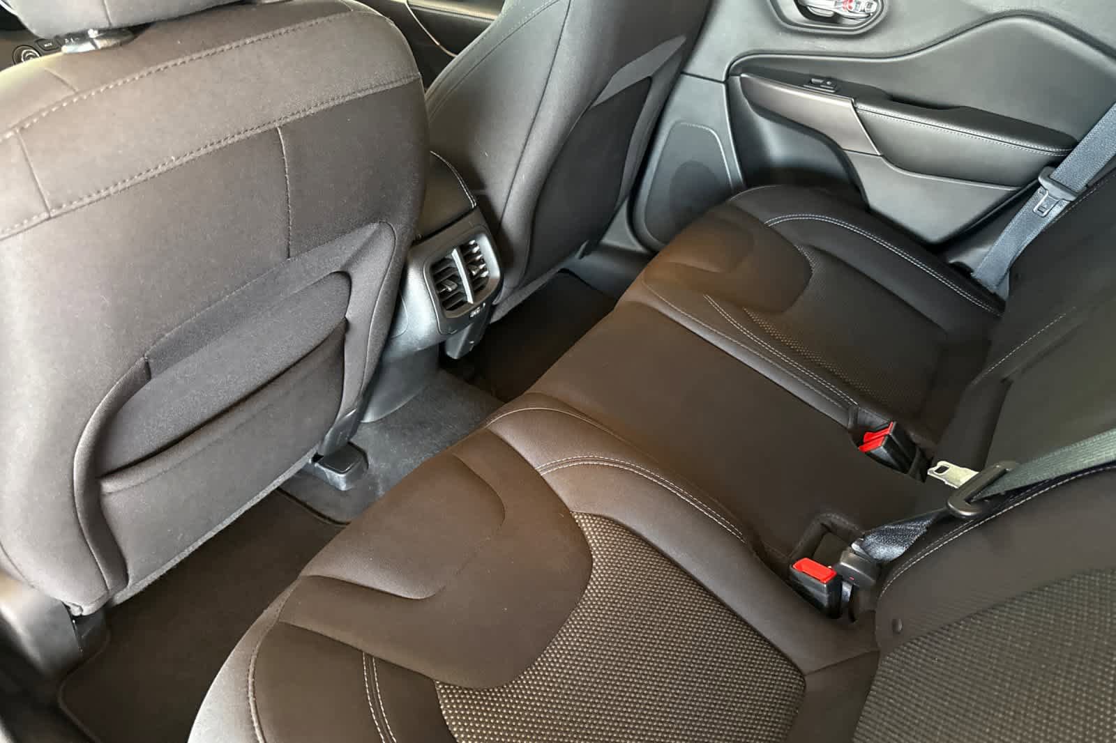 Used 2019 Jeep Cherokee Latitude w/ Popular Appearance Group AWD/4WD image 12