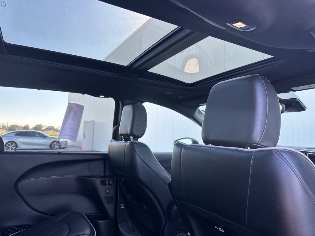 Used 2025 Chrysler Pacifica Limited FWD image 30