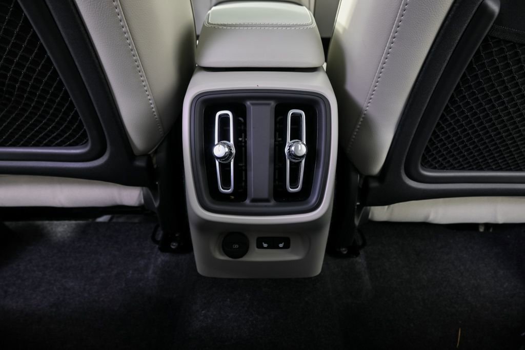 Certified 2026 Volvo XC40 B5 Plus w/ Protection Package Premier image 21