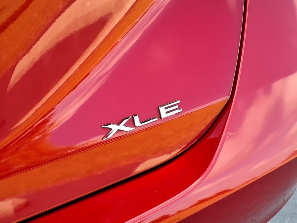 Used 2021 Toyota Avalon XLE w/ Moonroof Package FWD image 9