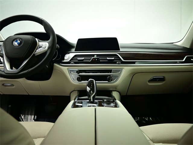 Used 2017 BMW 750i image 11